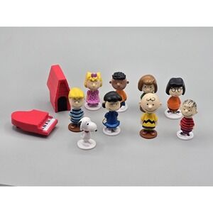 Peanuts Charlie Brown Snoopy & Friends Playset 11 Figures Cake Topper Toy Set